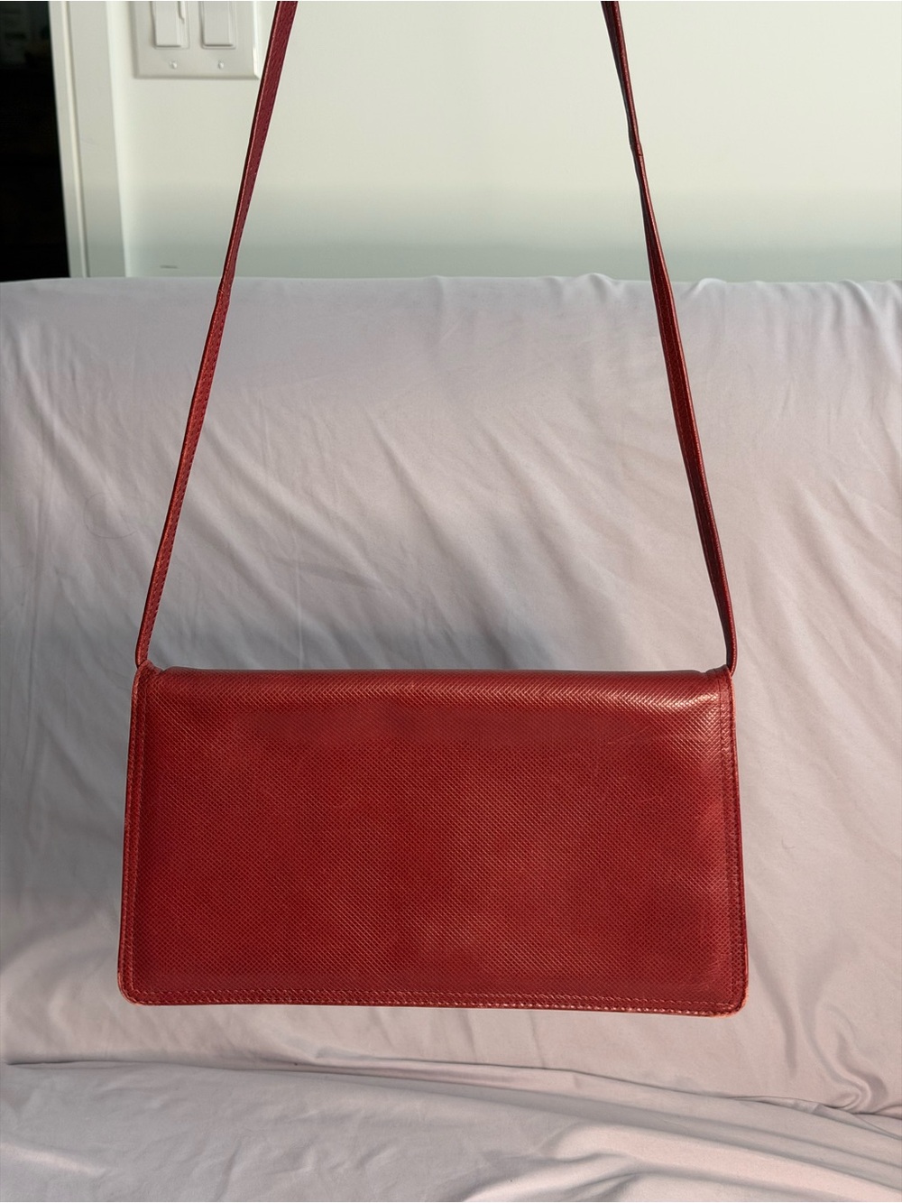 BOTTEGA VENETA  Structured Women's Shoulder Bag in Burgundy